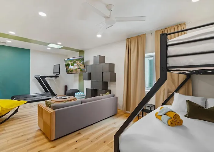 Breathtaking Mansion - Indoor Pickleball & Holiday home