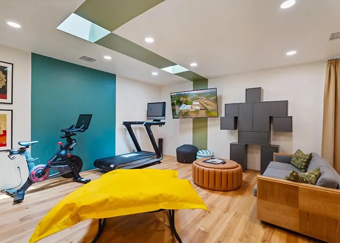 Breathtaking Mansion - Indoor Pickleball &