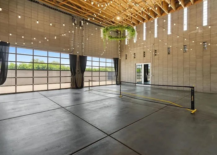 Breathtaking Mansion - Indoor Pickleball &